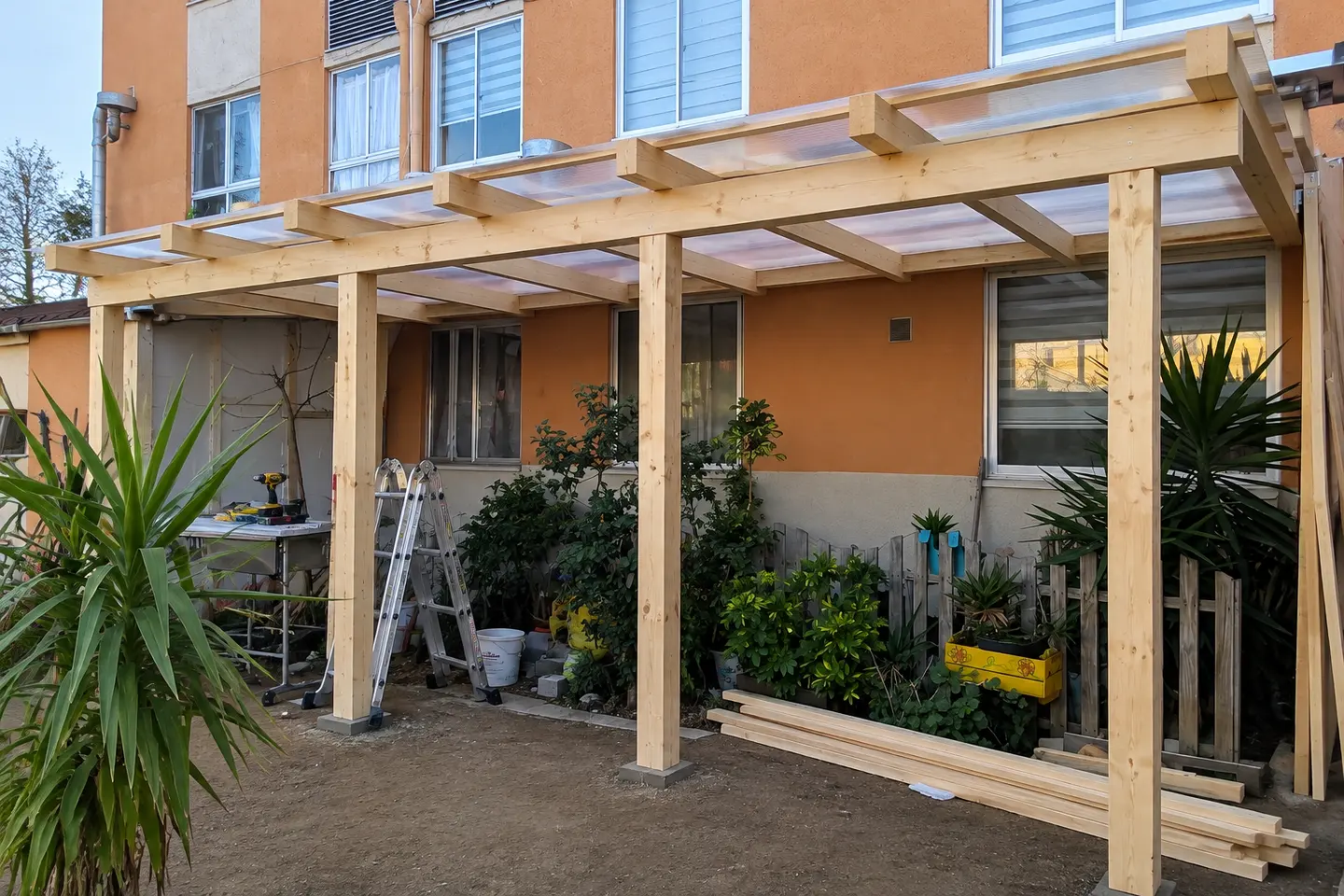 Imagen referencial de montaje y terminaciones de un cobertizo de madera, con escalera y herramientas